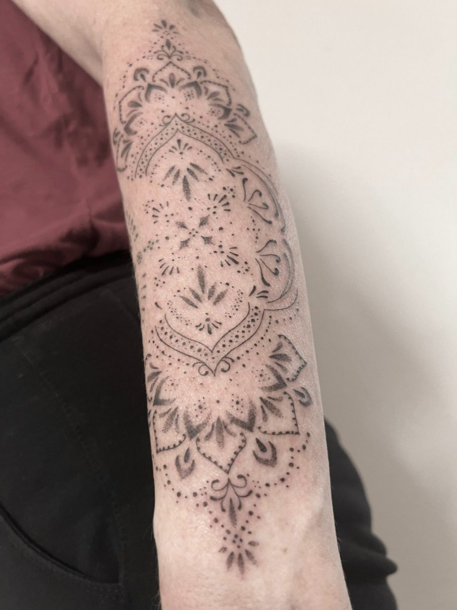 Schwarzes Mandala-Tattoo auf dem Unterarm mit floralen und geometrischen Mustern – Fineline Tattoo aus Neu-Ulm
