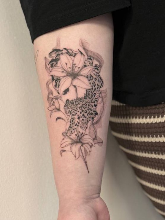 Ein detailliertes Tattoo aus Blumen und einem Mandala am Unterarm – Ink Shell Tattoo Neu-Ulm Ein detailliertes Tattoo aus Blumen und einem Mandala am Unterarm – Ink Shell Tattoo Neu-Ulm