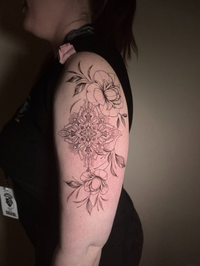 Fineline Mandala und Blumen auf dem Oberarm - 2. Platz "Lettering und Ornamental" auf der Tattoo Expo Zwickau 2025 – Ink Shell Tattoo