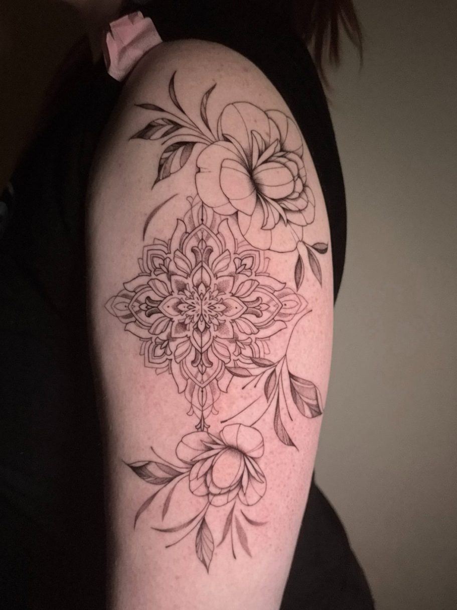 Fineline Tattoo mit Blumen und filigranem Mandala - Tattoo Expo Zwickau 2025 - Ink Shell