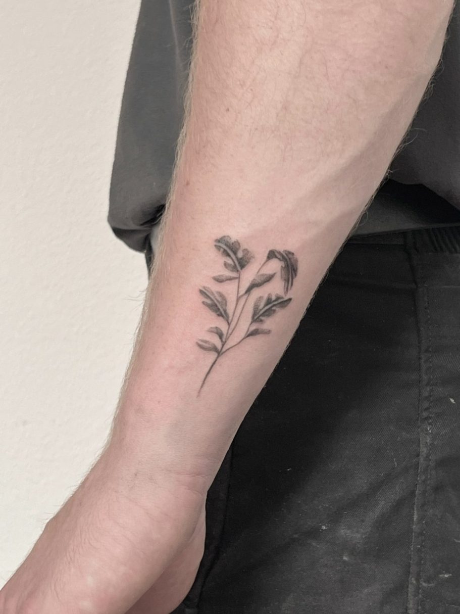 Schwarzes Blumen-Tattoo auf dem Unterarm – aus dem Studio Rabauke Tattoo and Arts in Neu-Ulm