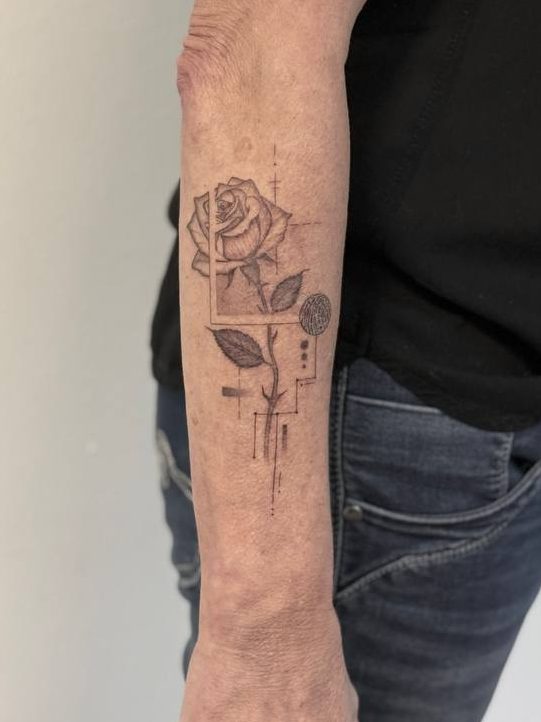 Ein detailliertes Tattoo aus Blumen und einem Mandala am Unterarm – Ink Shell Tattoo Neu-Ulm Ein detailliertes Tattoo aus Blumen und einem Mandala am Unterarm – Ink Shell Tattoo Neu-Ulm