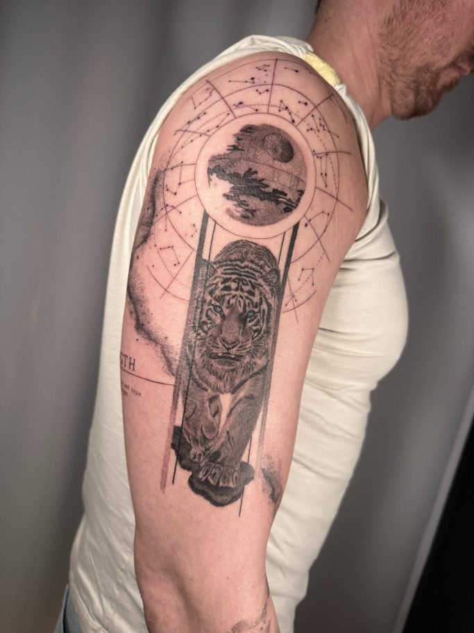 Tiger und Star Wars Todesstern Tattoo am Oberarm – Fineline in Neu-Ulm von Ink Shell