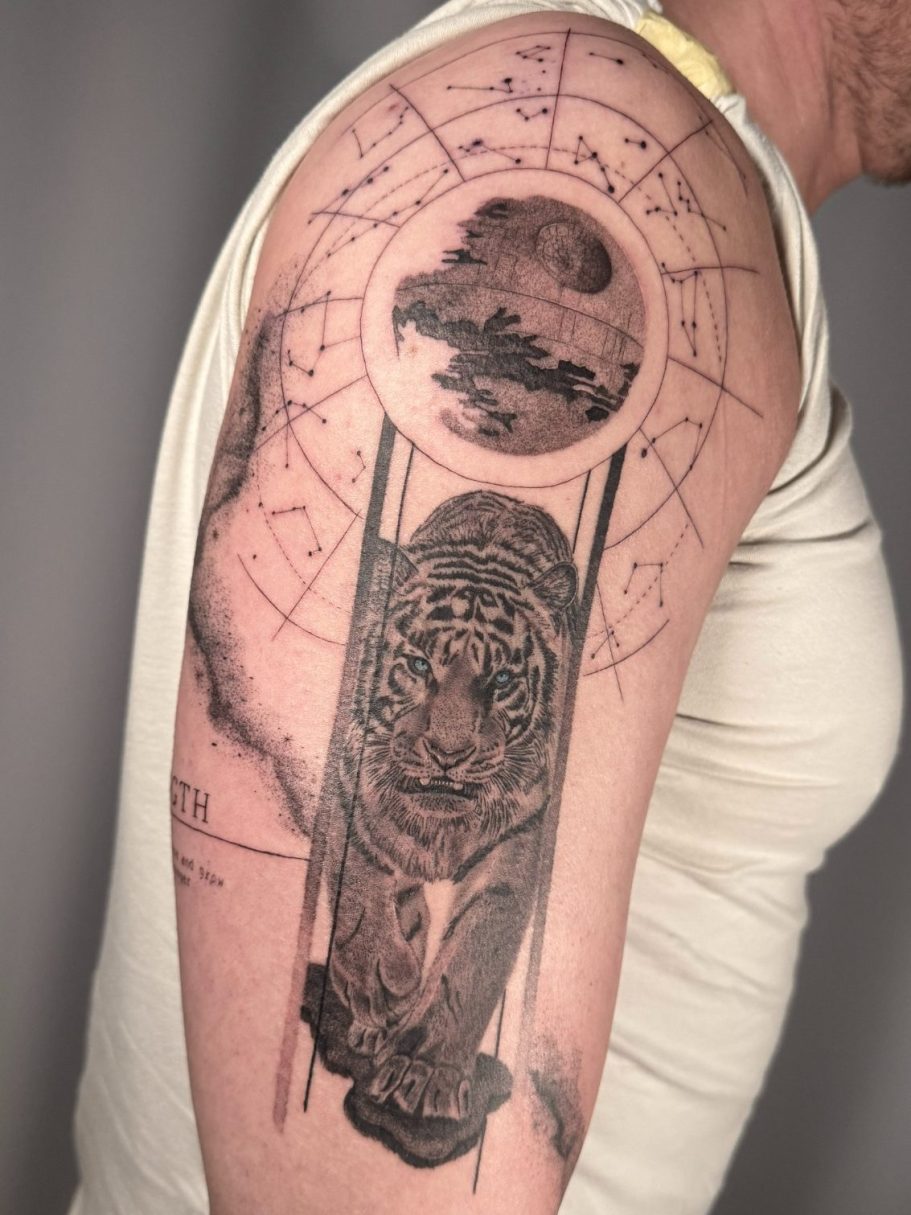 Tattoo eines Tigers mit Star Wars Todesstern und Sternenkarte auf einem Oberarm – Michelle Klein | Neu-Ulm Tattoo Artist