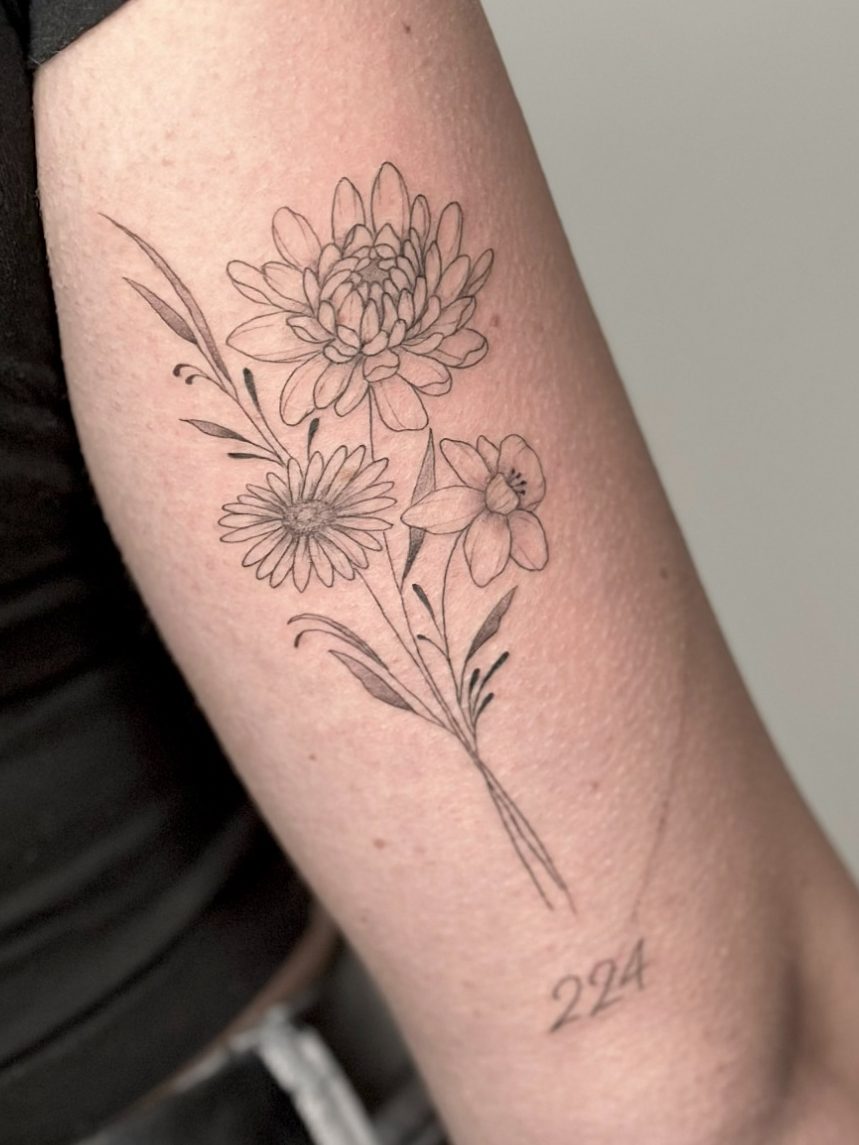 Tattoo mit floralen Motiven auf einem Oberarm – Ink Shell Tattoo