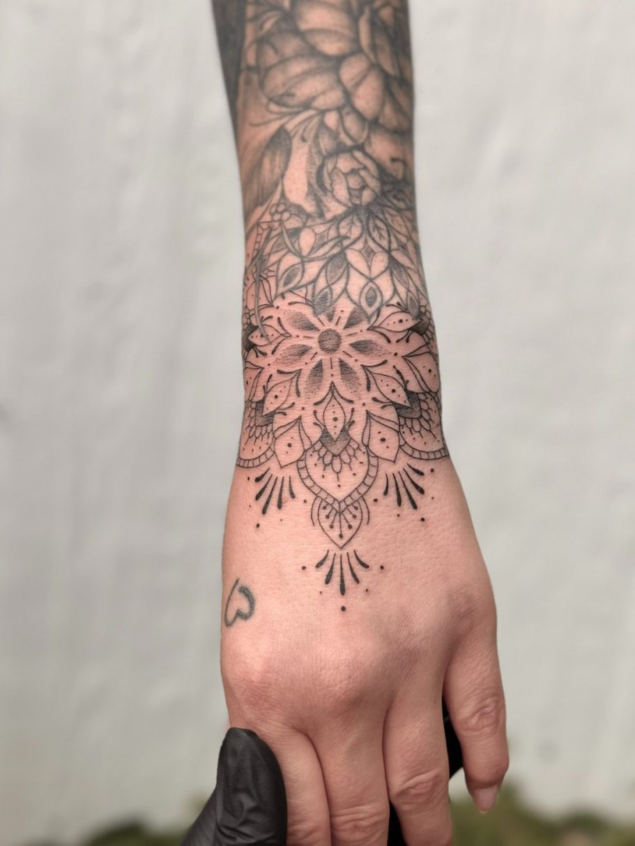 Fineline und Dotwork Mandala auf Handgelenk und Hand – Michelle Klein | Neu-Ulm Tattoo Artist