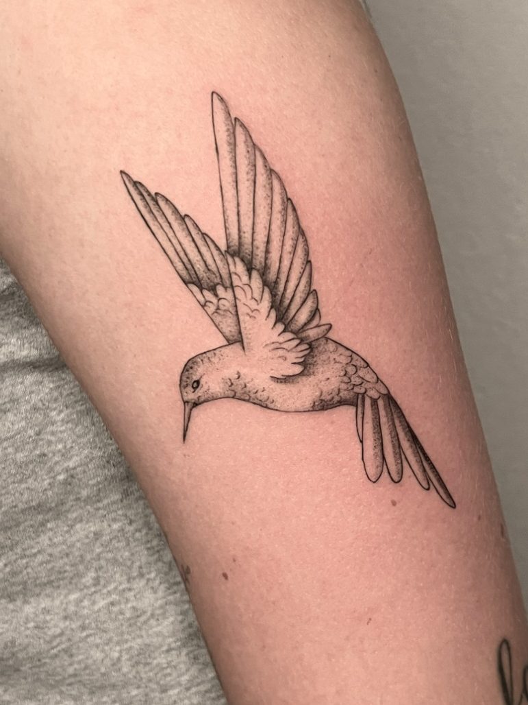Fliegender Kolibri-Tattoo auf einem Oberarm– Tattoo Studio in Neu-Ulm
