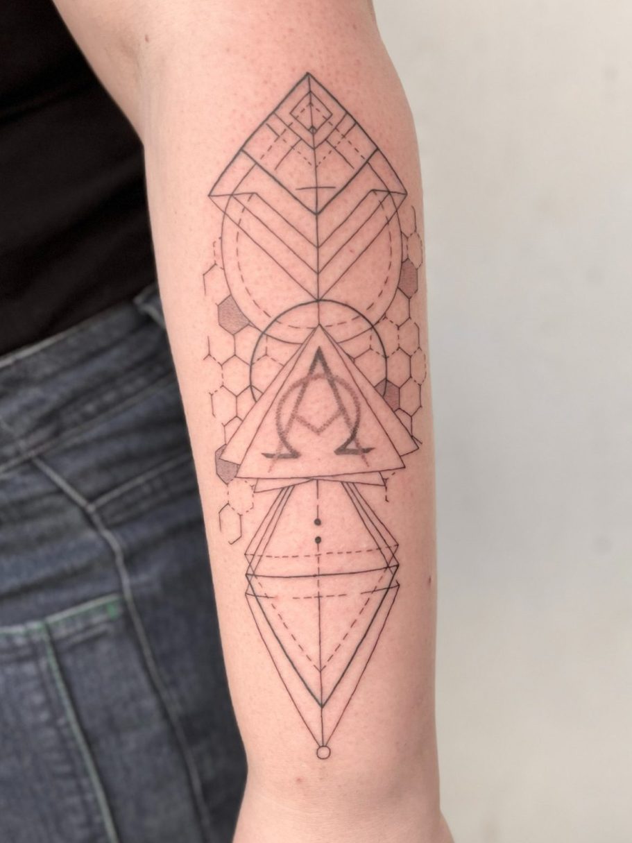 Geometrisches Tattoo mit Symmetrien und hexagonalen Mustern auf dem Unterarm in Fineline und Dotwork – Ink Shell Tattoo Neu-Ulm