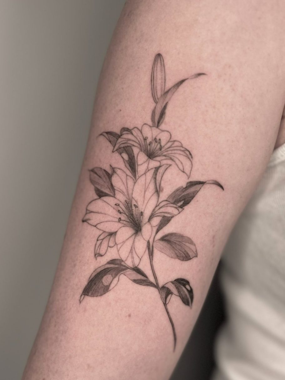 Tattoo eines Blumenmotivs auf einem Oberarm – Fineline in Neu-Ulm