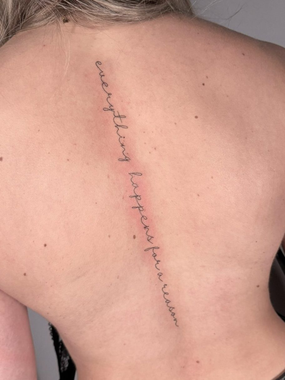 Feines Schrift Tattoo auf dem Rücken: "everything happens for a reason" – gestochen in Neu-Ulm bei Ink Shell