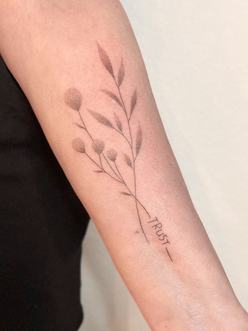 Tattoo eines Zweigs mit Blättern und kleinen Blüten im Dotwork Stil auf dem Unterarm– Michelle Klein | Fineline & Dotwork Artist