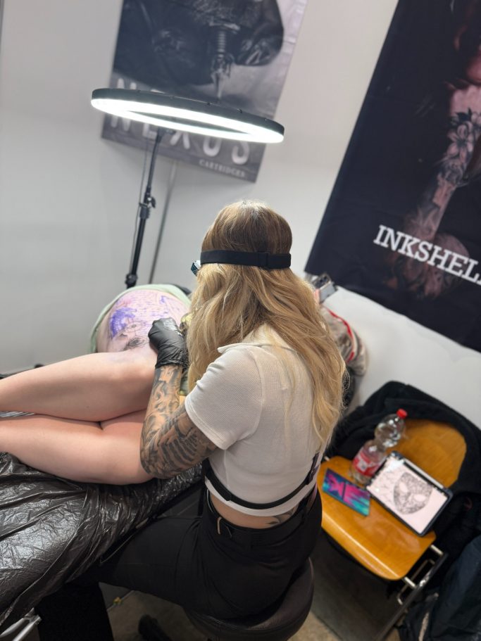 Ink Shell beim Tätowieren auf der Tattoo Convention