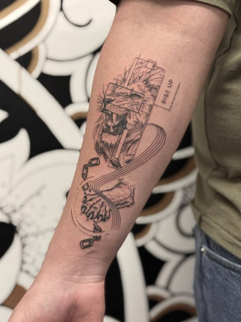 Ein detailliertes Tattoo aus Blumen und einem Mandala am Unterarm – Ink Shell Tattoo Neu-Ulm Ein detailliertes Tattoo aus Blumen und einem Mandala am Unterarm – Ink Shell Tattoo Neu-Ulm
