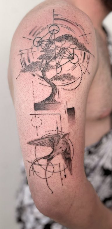 Fineline/Geometric Tattoo mit Baum und Vogel – Ink Shell, Neu-Ulm