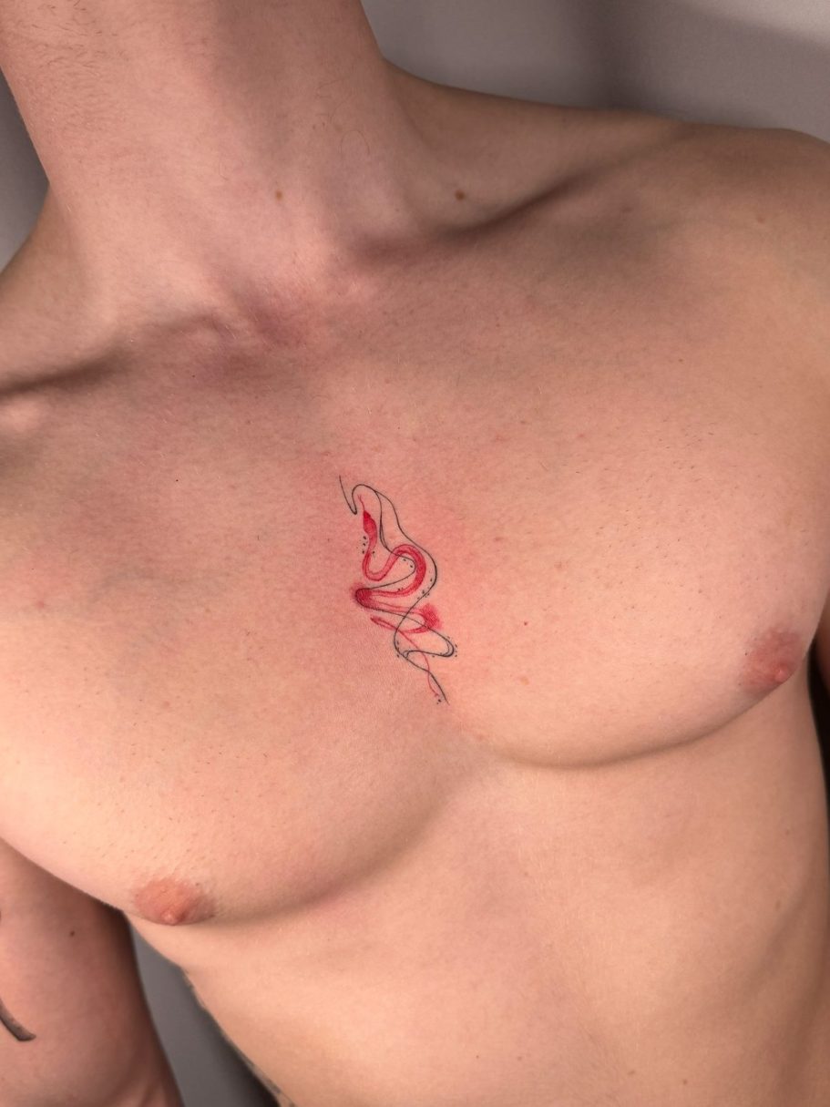 Rotes, geschwungenes, Geometrik Tattoo-Design auf der Brust eines Mannes – tätowiert in Neu-Ulm | Ink Shell