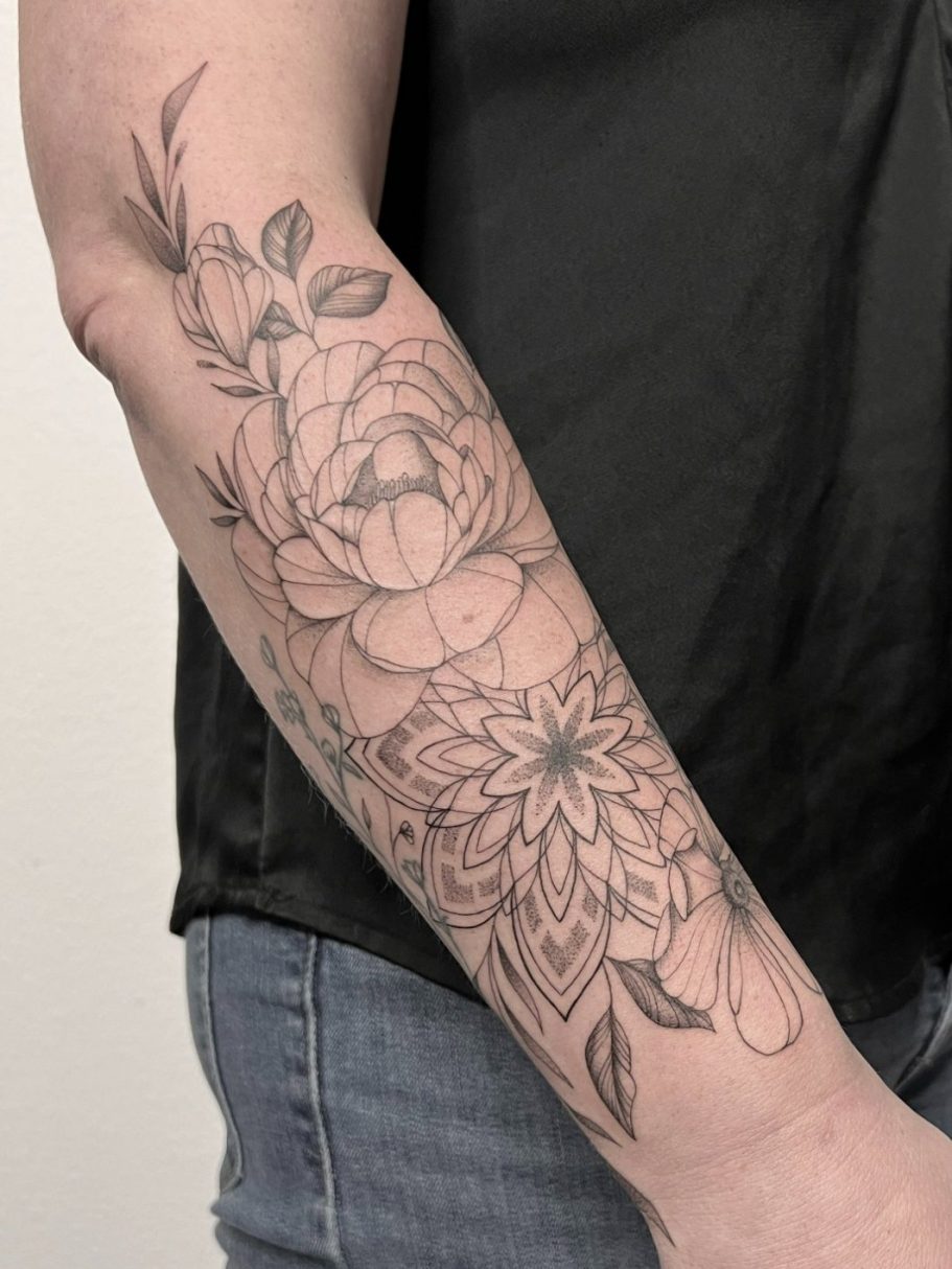 Ein detailliertes Tattoo aus Blumen und einem Mandala am Unterarm – Ink Shell Tattoo Neu-Ulm