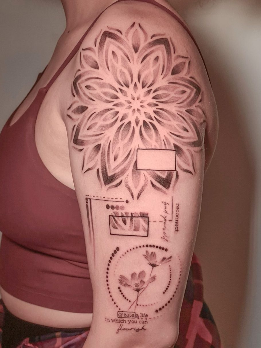 Tattoo auf dem Oberarm mit einem detaillierten blumenartigen Dotwork Muster und geometrischen Elementen – von Michelle Klein| Ink Shell