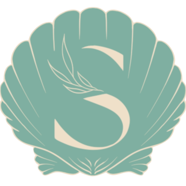 Ink Shell Logo | Mintfarbene Muschel mit dem Buchstaben S und floralen Elementen | Fineline-, Dotwork- & Geometric Tattoos in Neu-Ulm