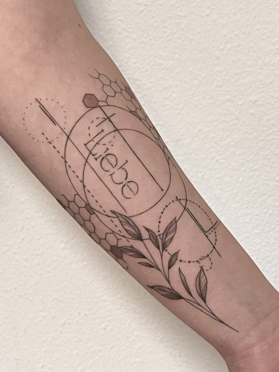 Fineline und Geometric Tattoo auf dem Unterarm mit dem Wort "Liebe" und floralen Motiven – Ink Shell | Fineline & Dotwork Artist